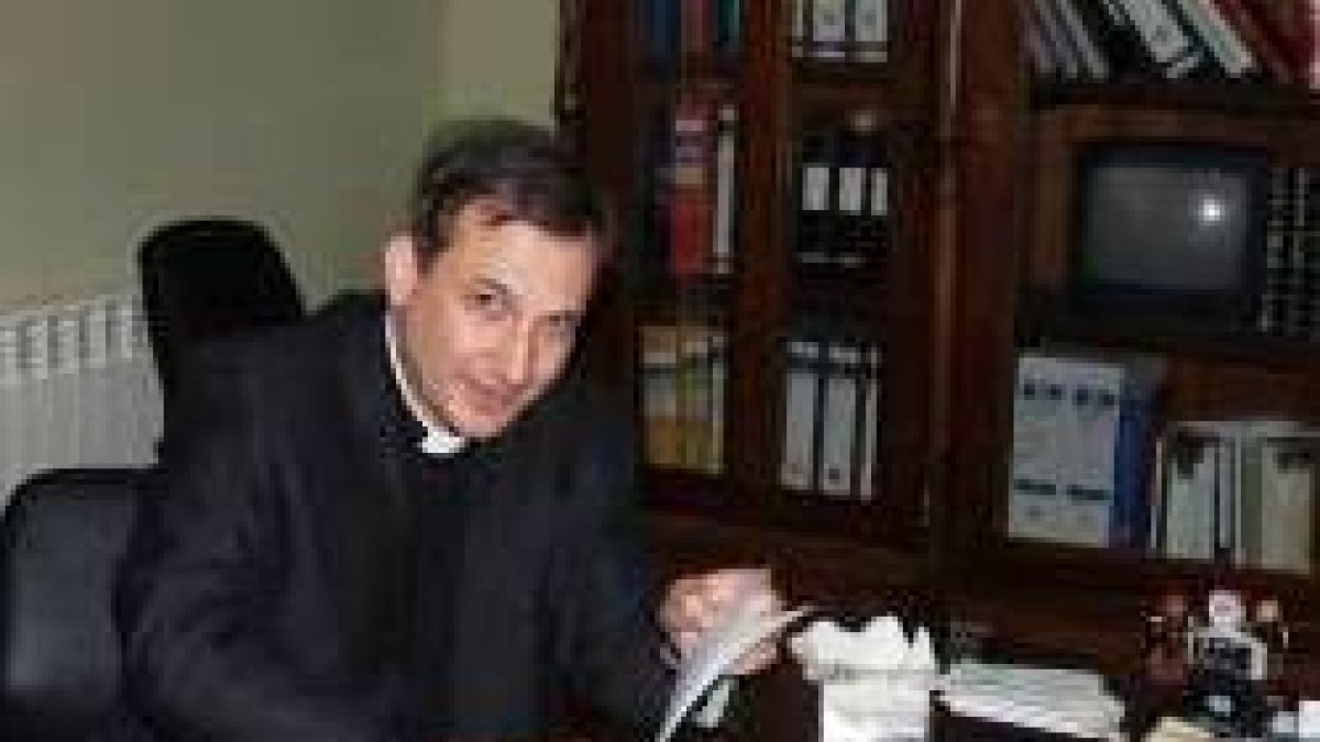 Formado en Astorga, Lucio Ángel Vallejo es el número 2 de la Prefectura de Asuntos Económicos