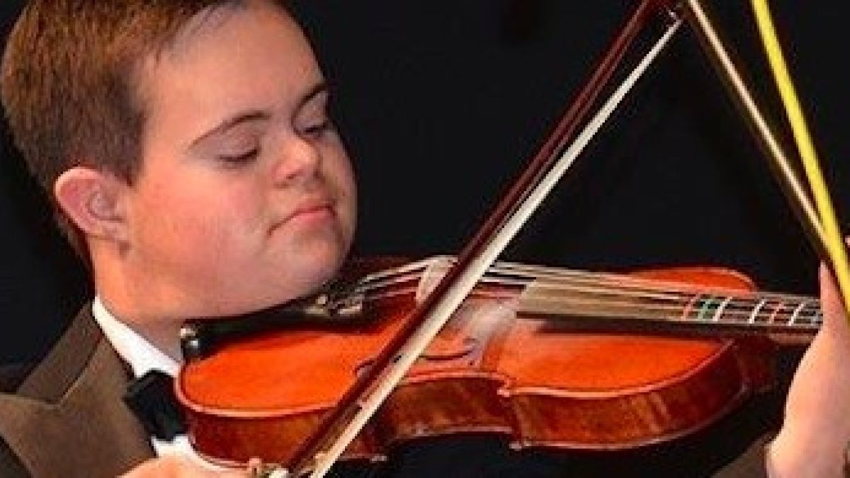 Emmanuel toca el violín, una de sus grandes pasiones
