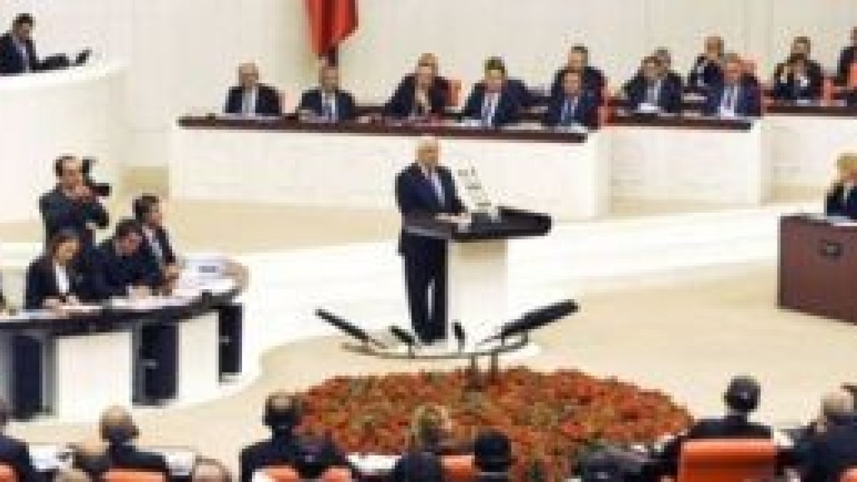 Políticos en un parlamento - el Papa pide a todos orar por ellos, enviar ideas y participar en política