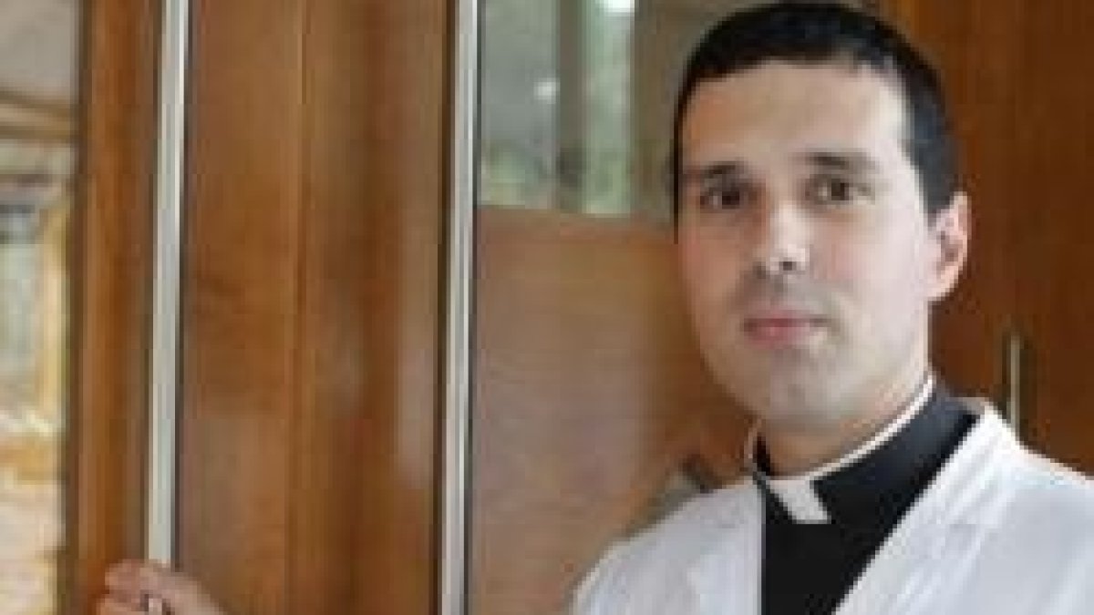 El padre José Manuel, en el hospital donde es enfermero y capellán