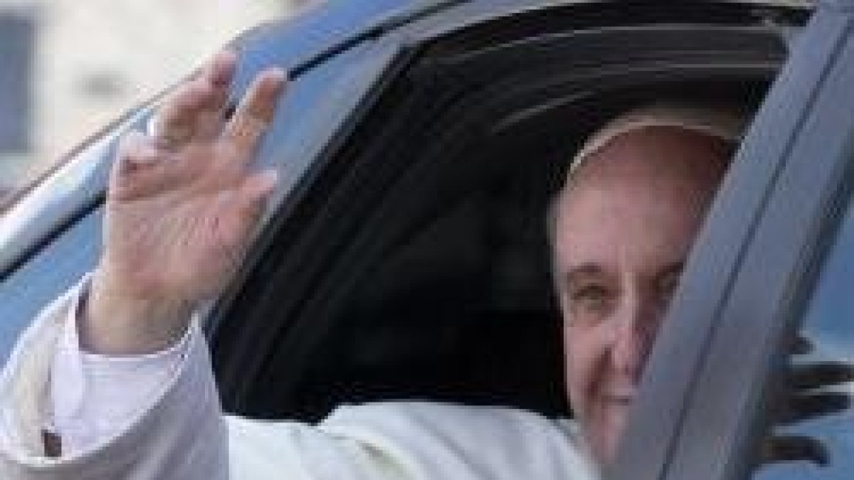 El Papa saludó desde su coche al desplazarse para el encuentro