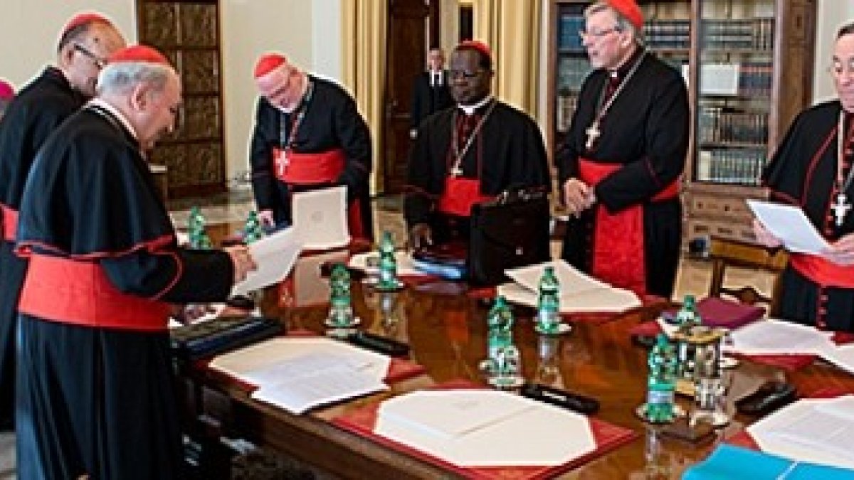 El Papa Francisco, en la primera sesión con los 8 cardenales del Consejo