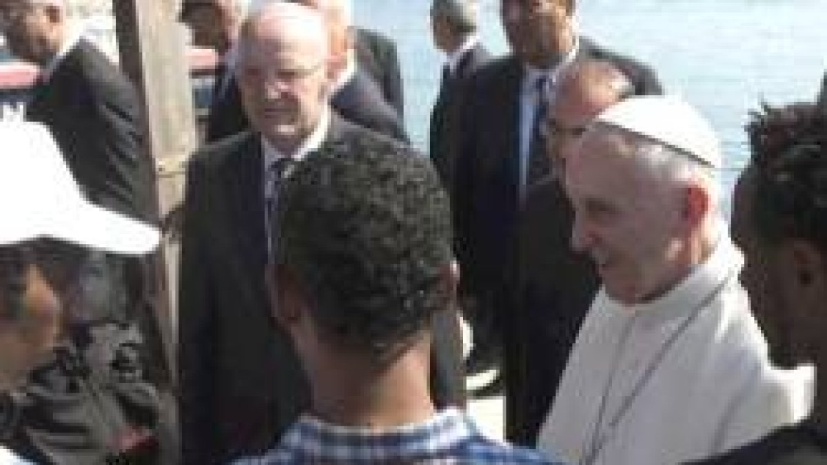 El Papa Francisco saluda unos inmigrantes en su visita a la isla de Lampedusa