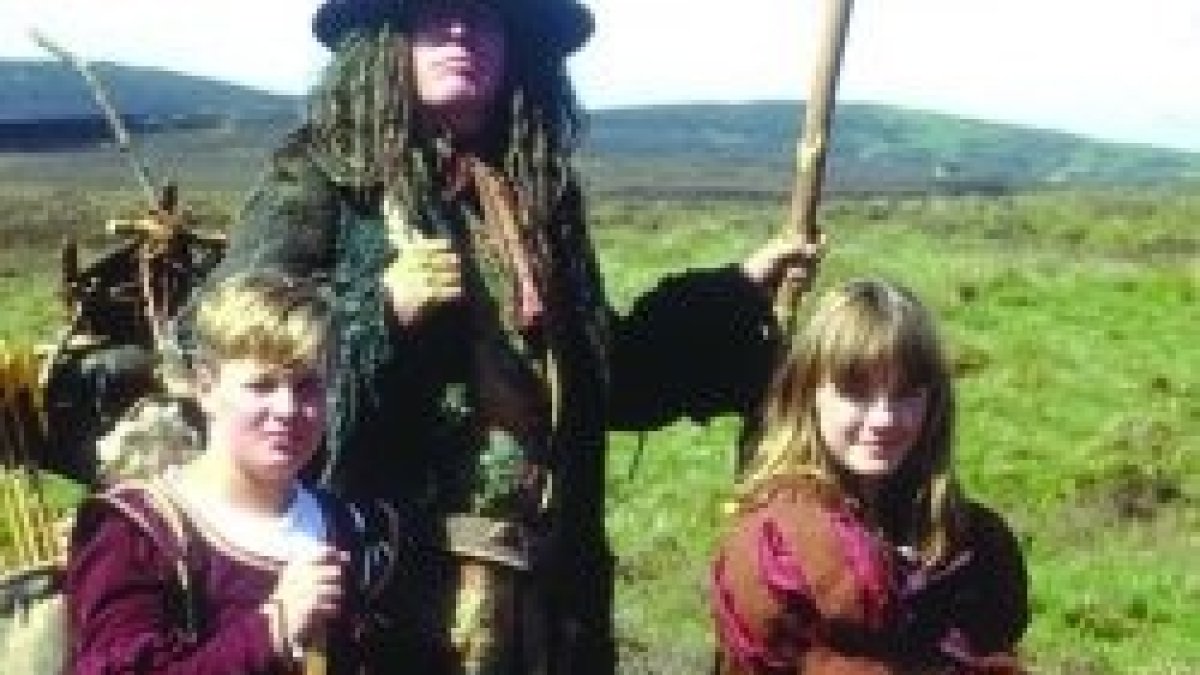 Scrubb, Jill y su peculiar guía son los protagonistas de La Silla de Plata -foto de la versión de 1990 de la BBC