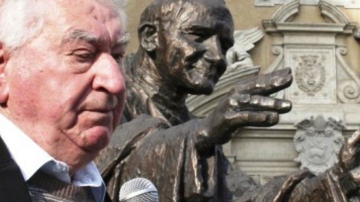 El padre Anton Srholec junto a una imagen de Juan Pablo II