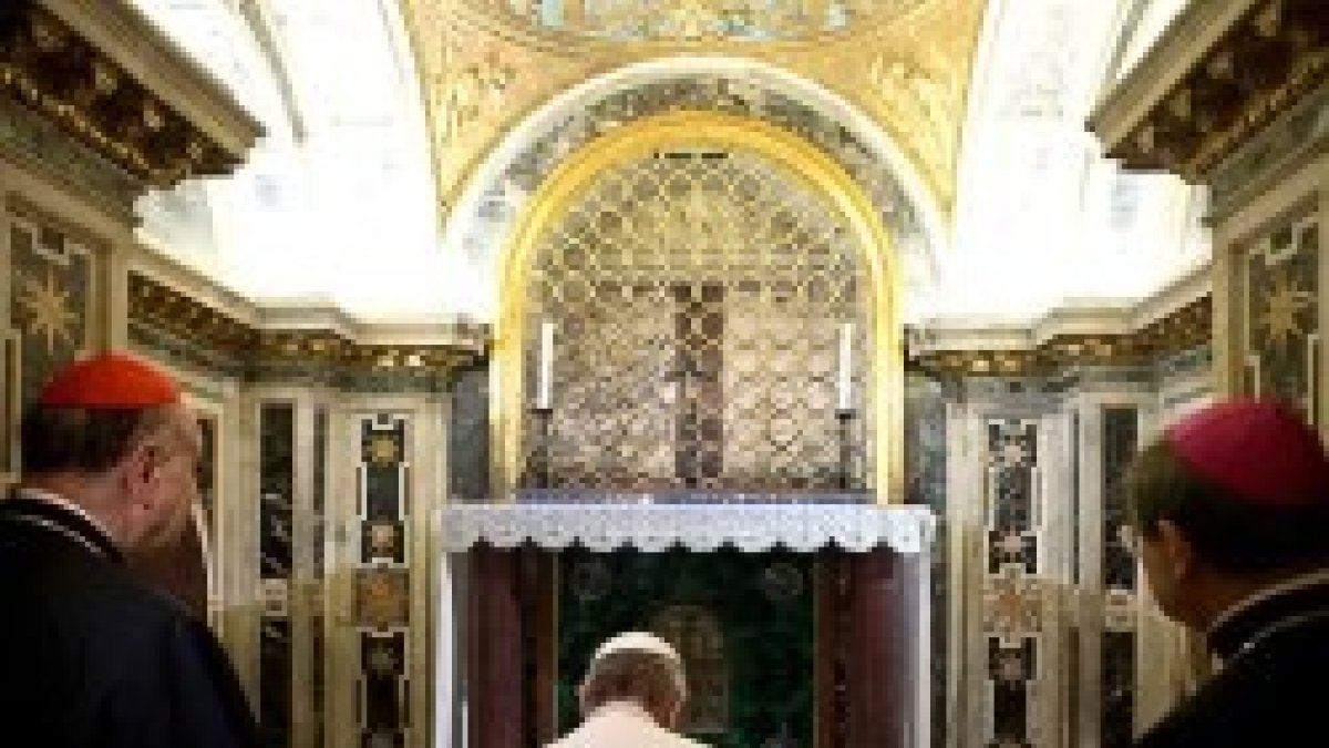 El Papa Francisco oró ante la tumba de San Pedro y por los Pontífices de las Grutas Vaticanas
