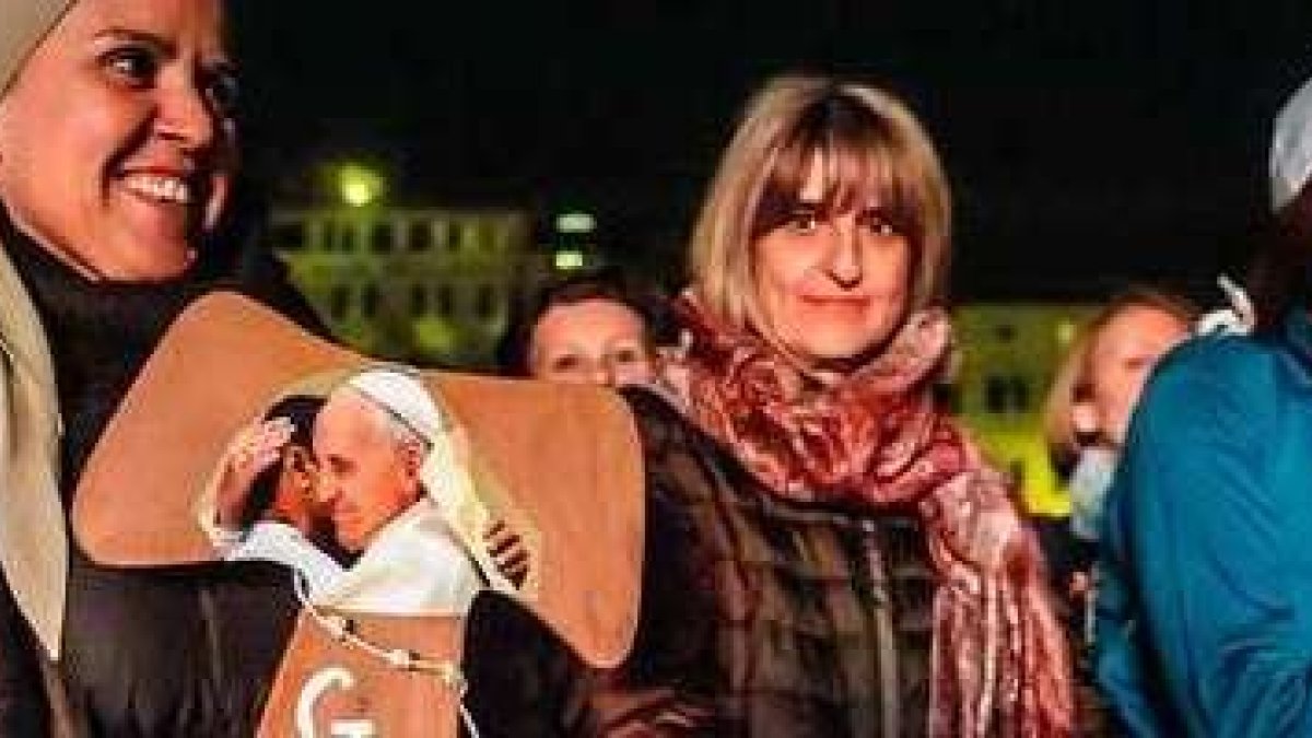 Muchos peregrinos han velado por la noche o han madrigado para ver al Papa en Asís