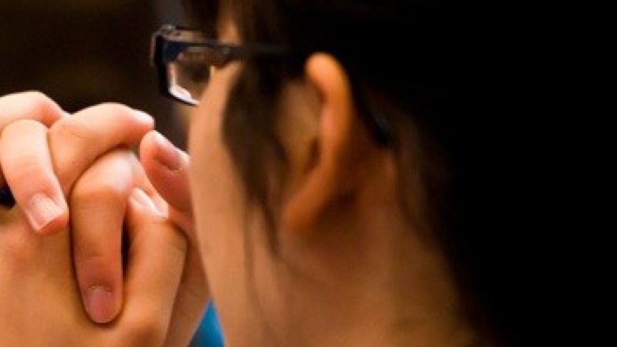 Una joven asiática en oración... Asia es el continente que más desconoce a Cristo