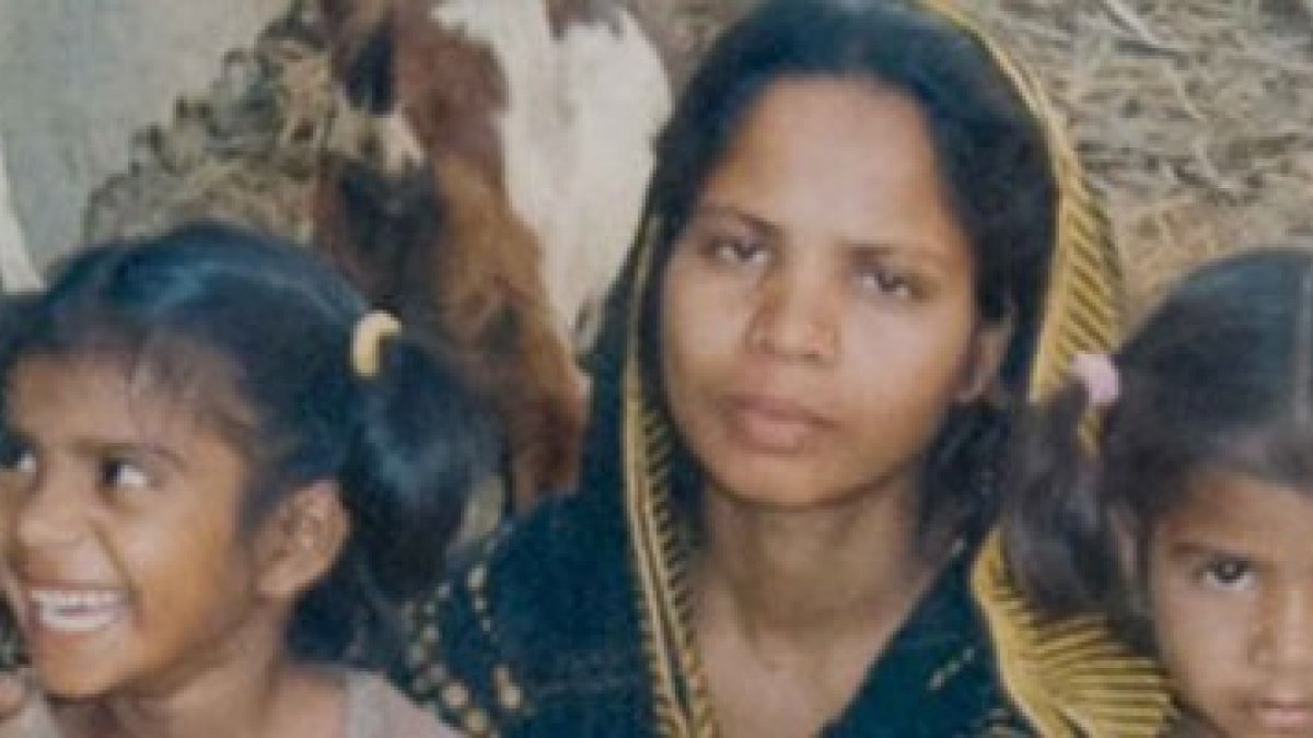 Asia Bibi con dos de sus hijas