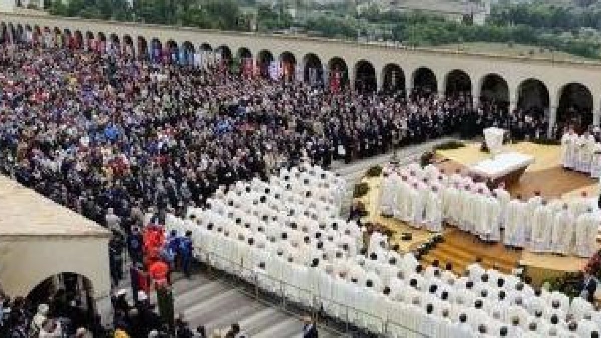 Así se llenó la plaza de Asís durante la misa del Papa Francisco