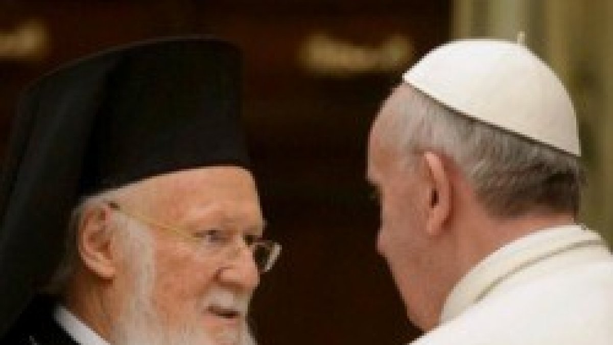 El Papa Francisco abraza al Patriarca Bartolomé en un encuentro en Roma