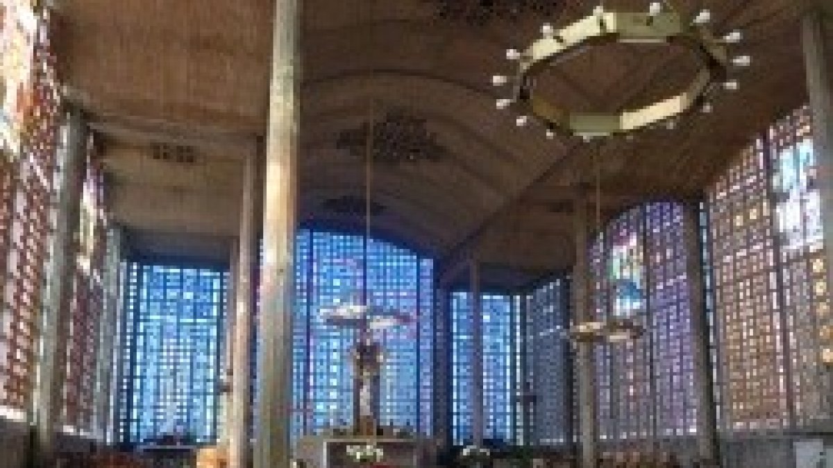 Notre Dame du Raincy tiene unas vidrieras realmente luminosas