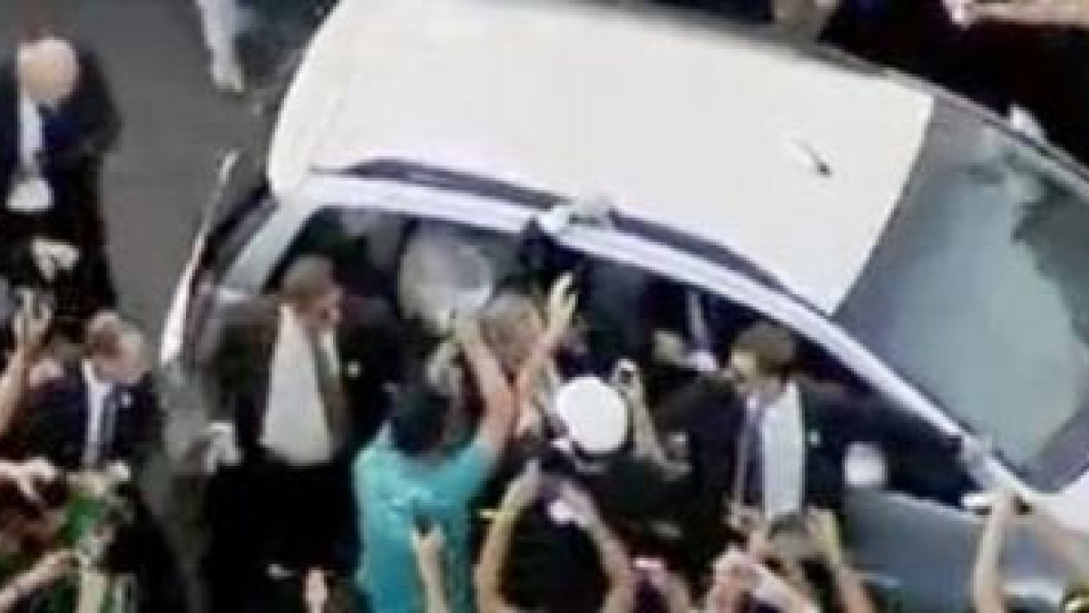 Momento de confusión a las 16.45, cuando la gente se agrupó sobre el FIAT papal