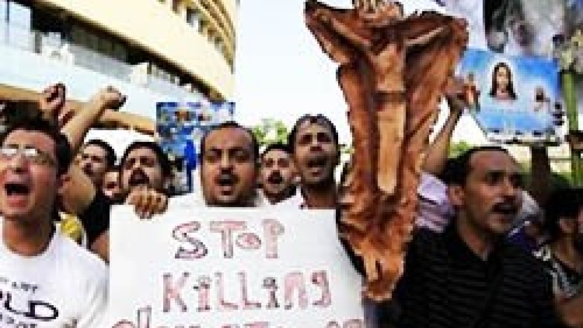 Dejad de matar cristianos, dice el cartel durante una manifestación en Egipto.