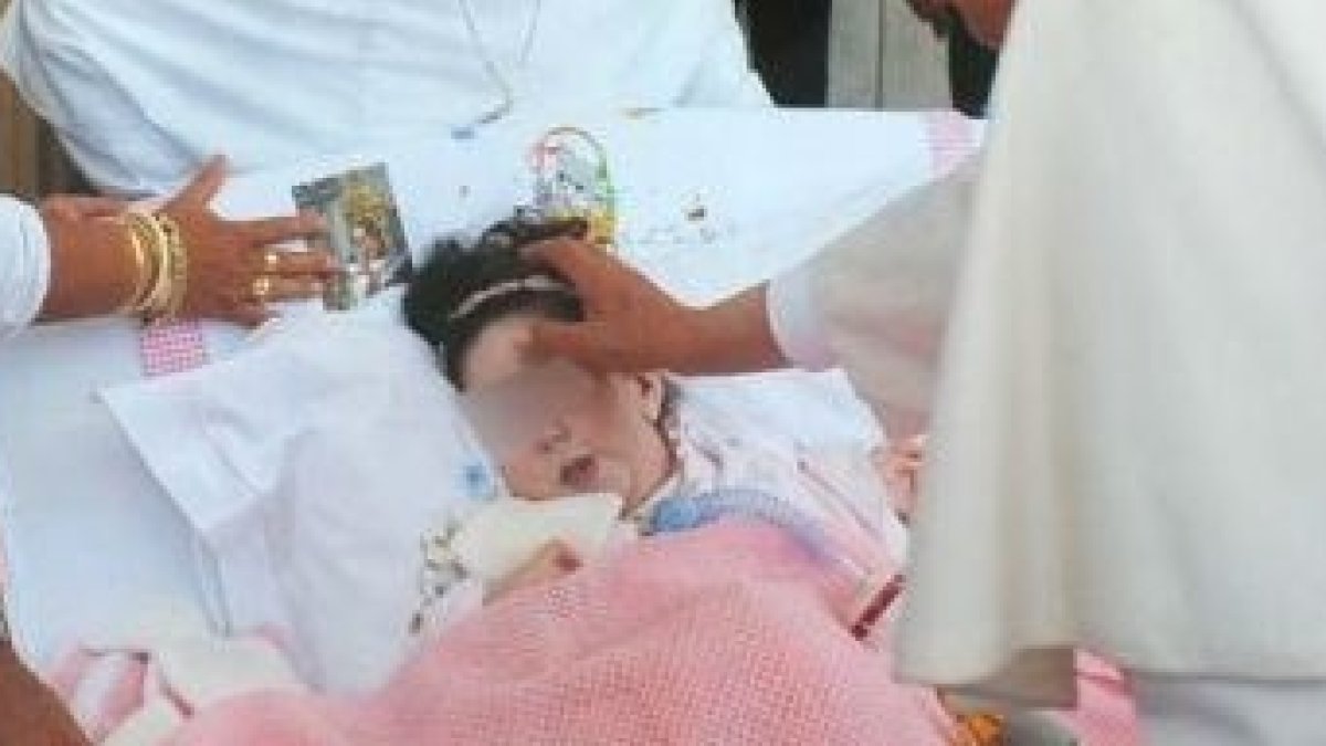 La pequeña Donatella recibe la bendición de Benedicto XVI