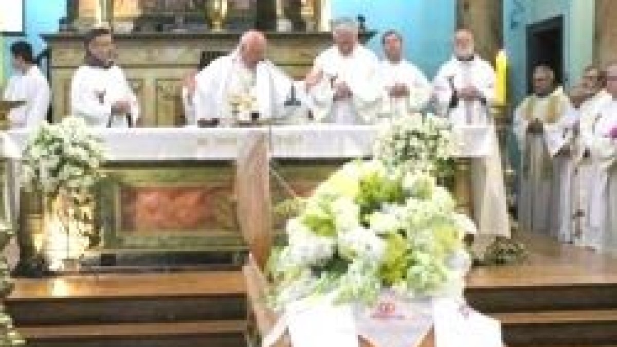 El arzobispo Ezzati en las exequias del padre Ignacio Larrañaga