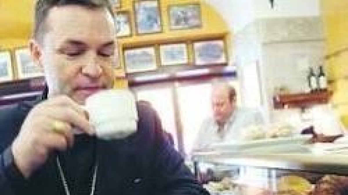 El obispo se toma un café con churros en un bar en España -no en Rímini-