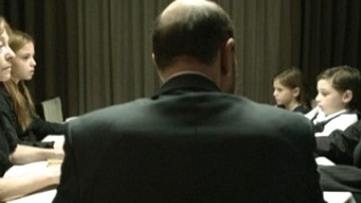 Este fotograma de Miss Violence recoge el mensaje - que la familia es algo oscuro, malo, siniestro, dañino...