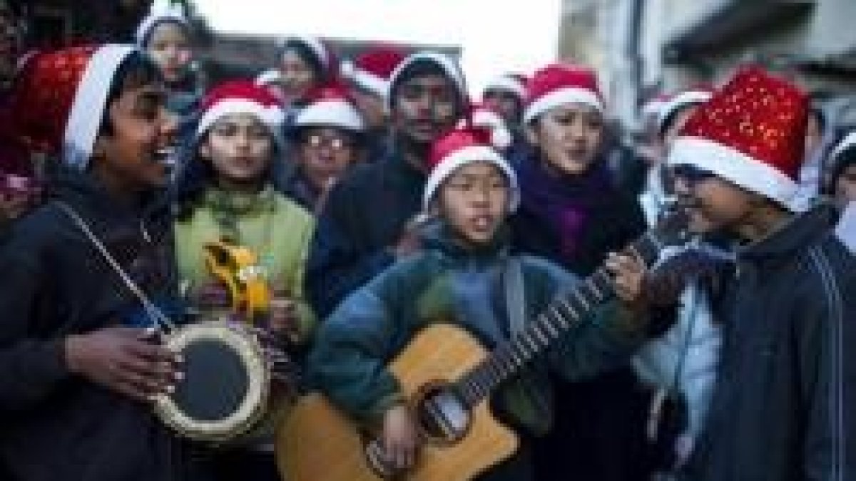 Miembros de la comunidad cristiana en Nepal celebrando la Navidad
