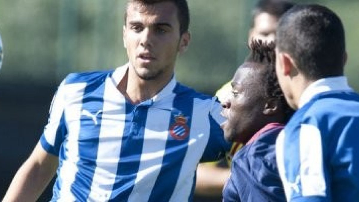 Jóvenes jugando al fútbol