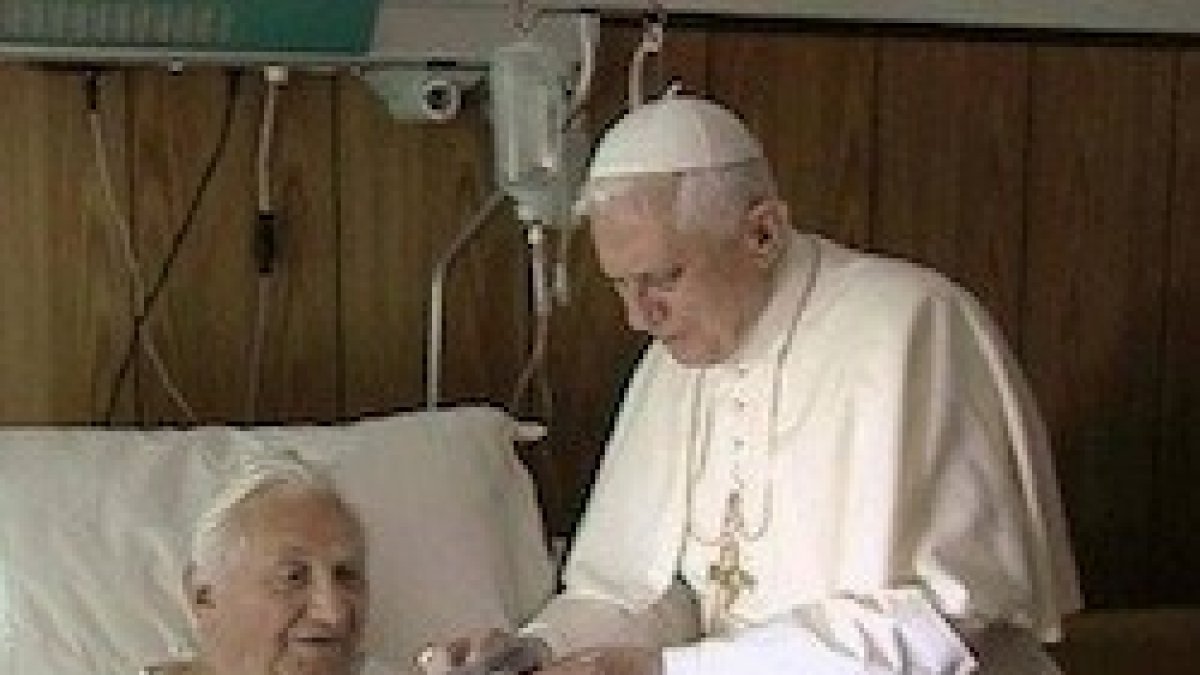 Benedicto XVI con su hermano Georg en el Gemelli