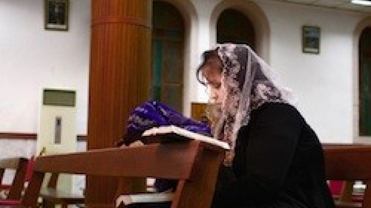 Una cristiana caldea reza en Erbil