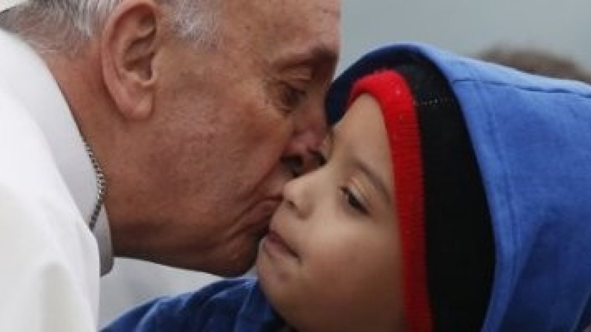 En 1 kilómetro de recorrido en Aparecida Francisco besó a cinco niños