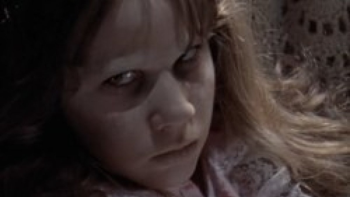 La mirada maligna del demonio en Regan, según la película clásica de El Exorcista; el guionista y el director insisten en que su obra es una historia de redención