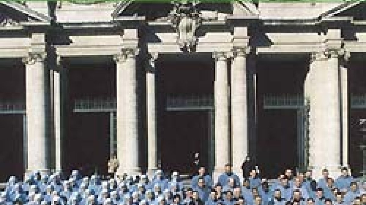 Algunos miembros de los Franciscanos de la Inmaculada: frailes sacerdotes, no sacerdotes y religiosas.