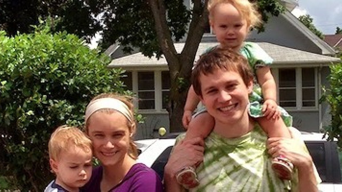 Brantly Millegan con su mujer y sus dos hijos.