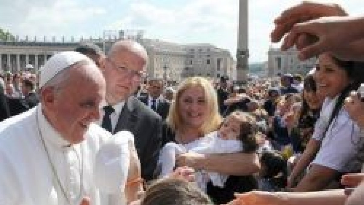 El Papa Francisco bendiciendo niños y enfermos en una audiencia del verano