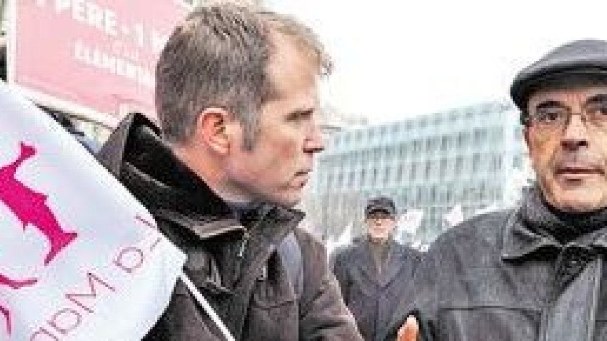 El cardenal Barbarin, con gorra, en una de las Manif Pour Tous en defensa de la familia, explica su participación