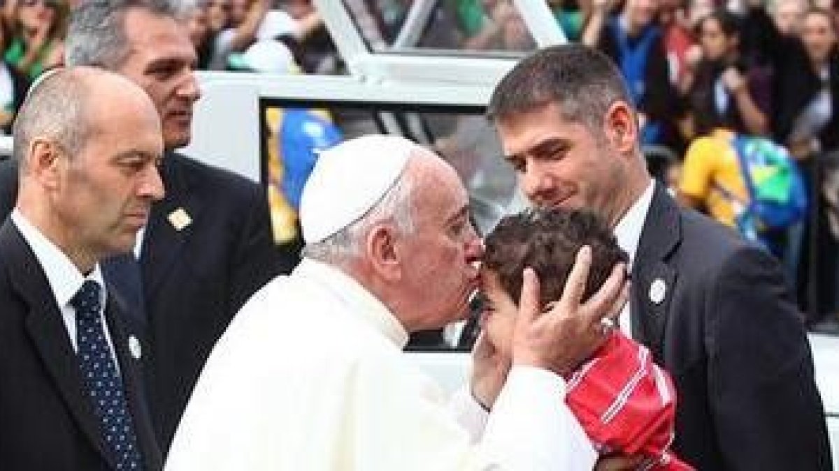 Antes del Ángelus, el Papa besó muchos niños; alabó el papel de los abuelos en las familias