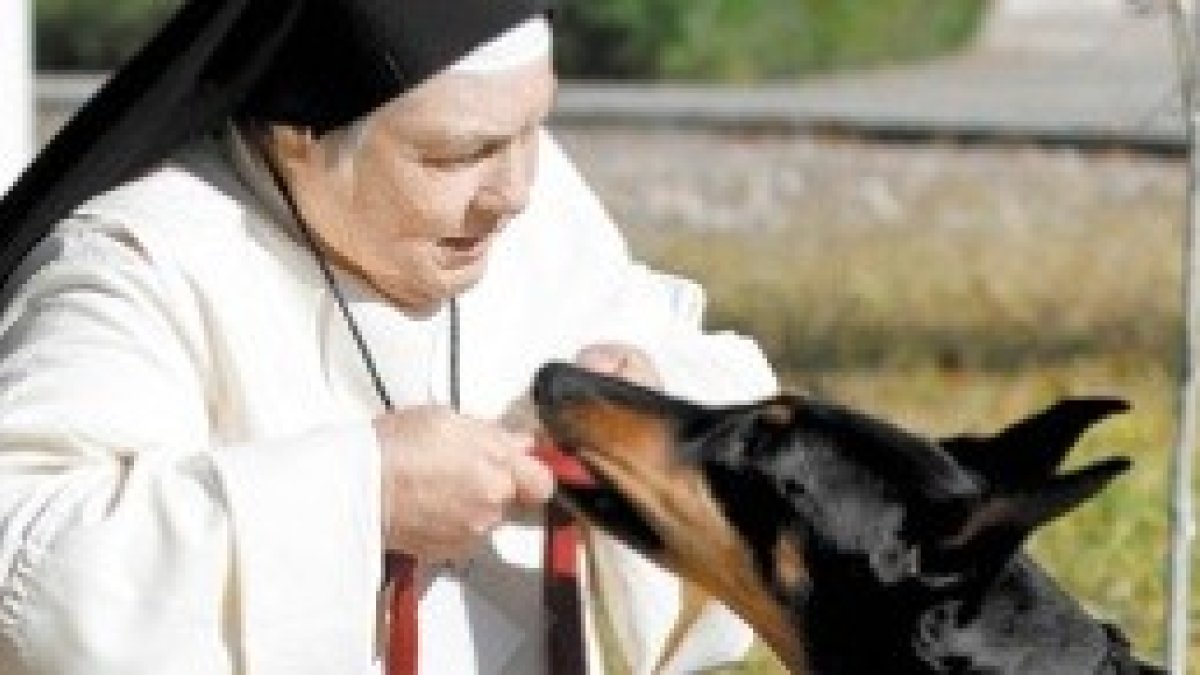 La hermana Pauline con el perro que la acompaña a todas partes