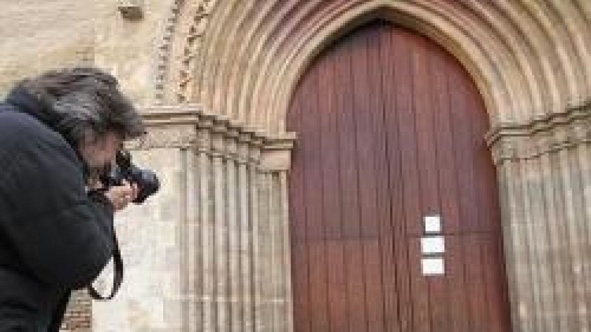 Pasaron líquidos inflamados por debajo de la puerta de Santa Marina, como se ve en la foto