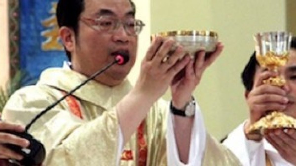 Tadeo Ma Daqin ofrece el sacrificio de la Misa - está bajo arresto domiciliario, pero consigue transmitir mensajes por Internet