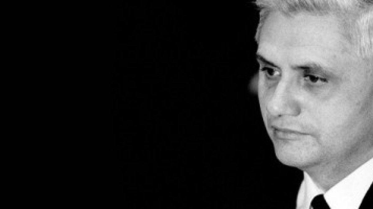 Joseph Ratzinger en 1970, con traje y corbata, sacerdote y profesor de teología en la Universidad