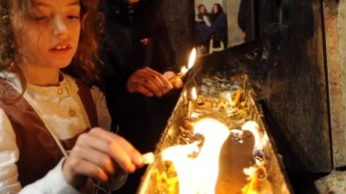 La oración o rituales como poner velas integran al difunto en la vida de los que quedan en este mundo