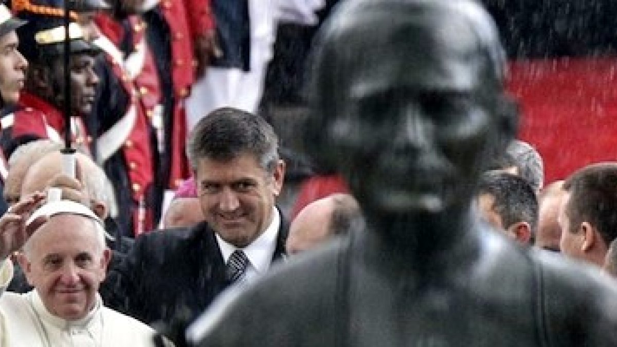 El Papa salió bajo la lluvia de la catedral de Río, camino del Teatro Municipal.