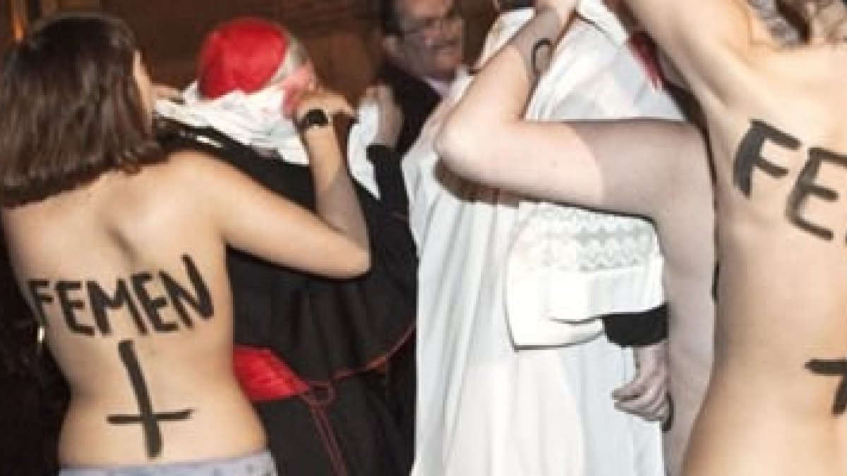 Unas activistas pro-aborto de Femen asaltan al cardenal Rouco a la entrada de la parroquia Santos Justo y Pastor de Madrid