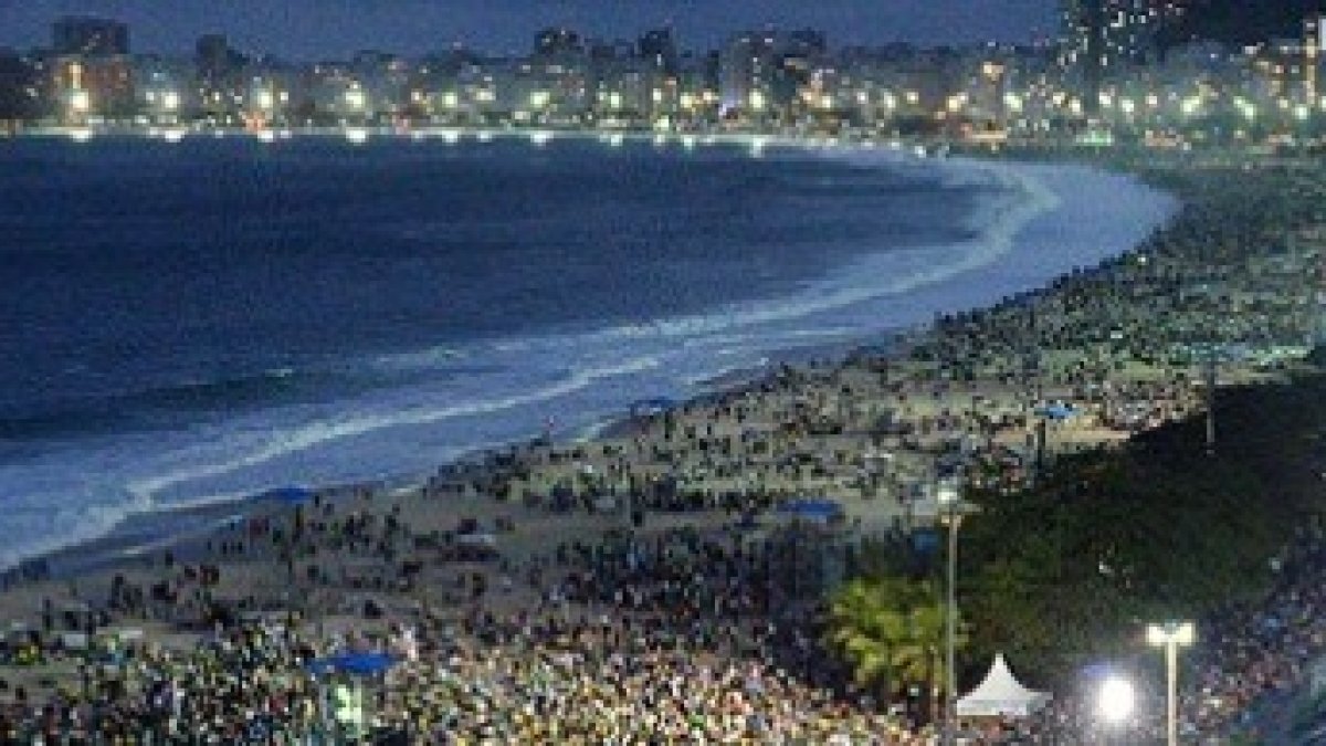 La noche del Via Crucis en una Copacabana llena de jóvenes