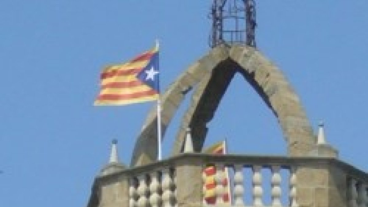 Campanario de Jafre y la bandera independentista
