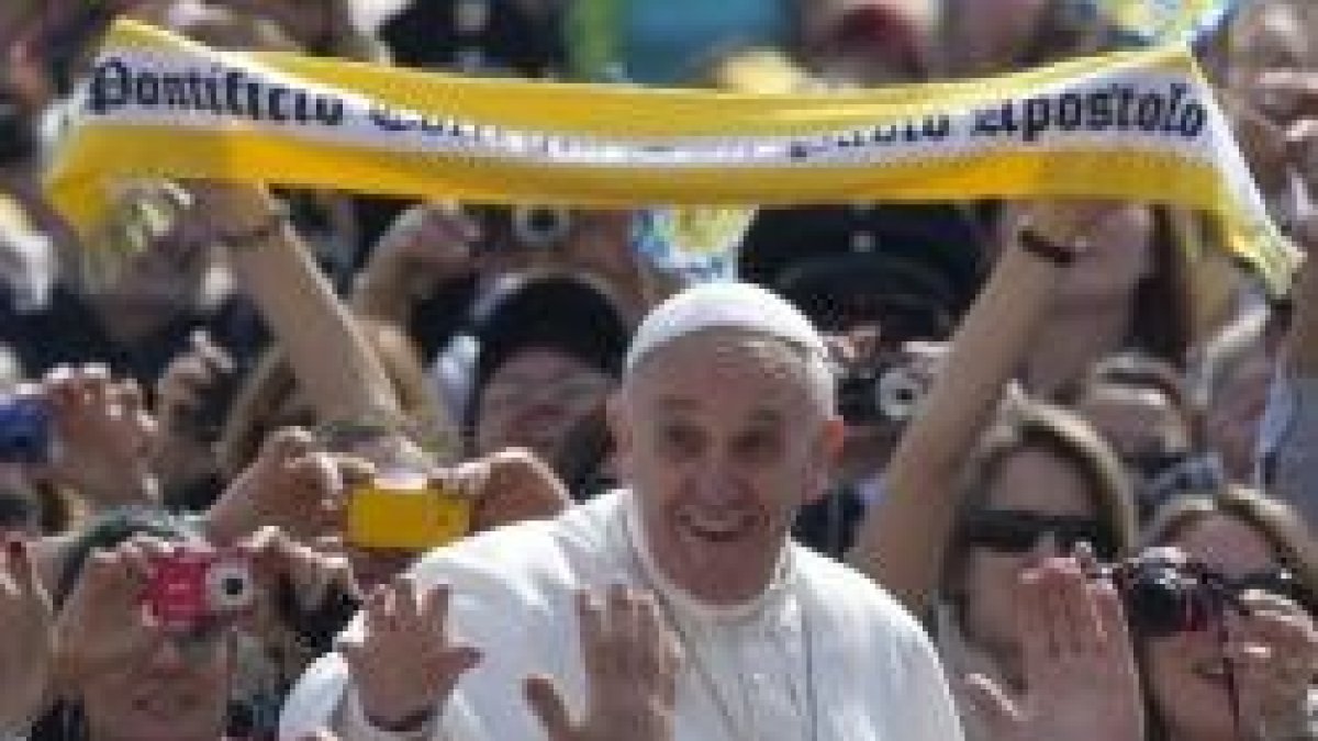 Francisco saluda a la multitud