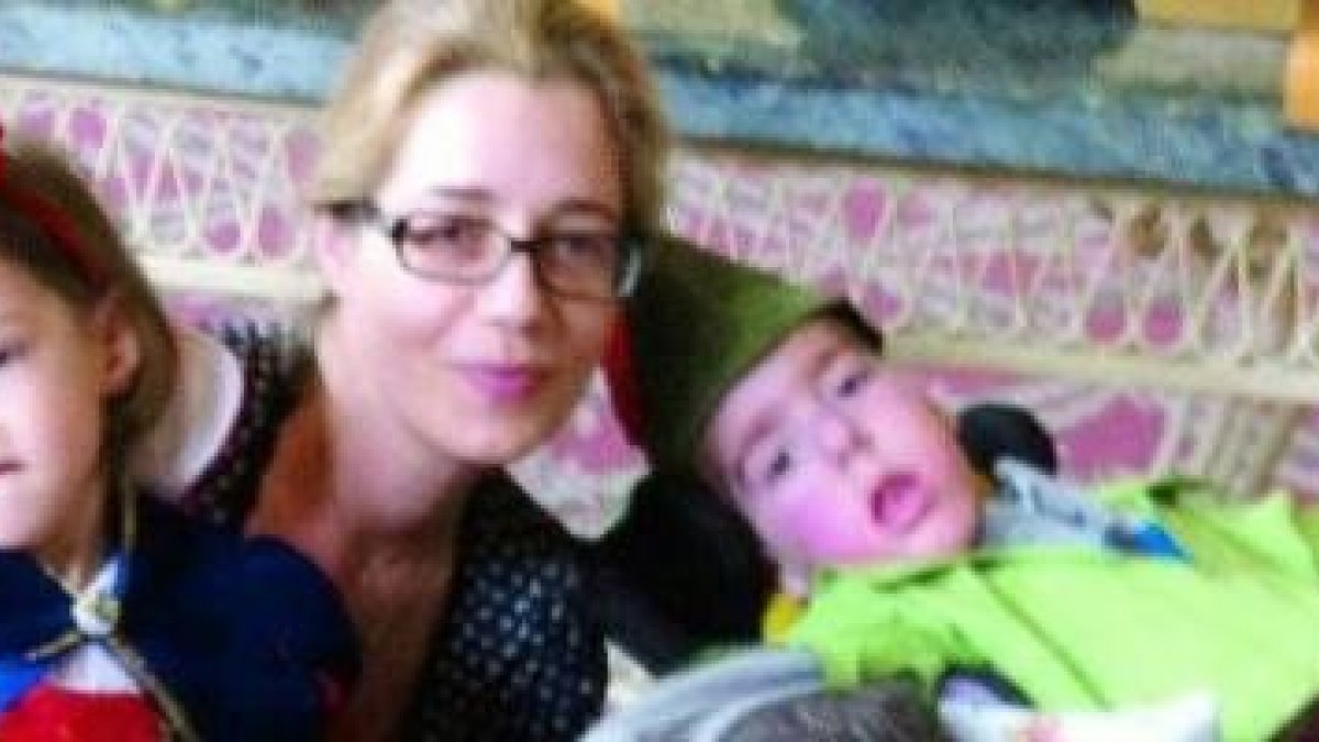 Lorenzo, su hermana y su madre en una fiesta familiar