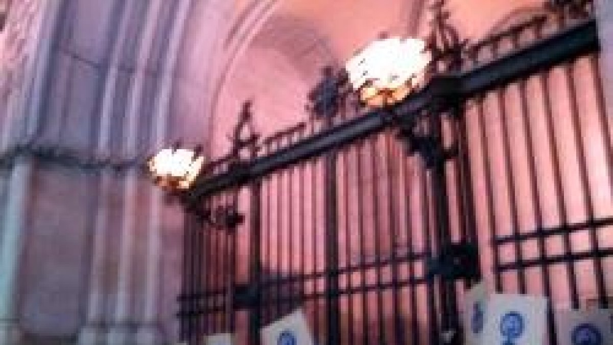 500 abortistas gritaron consignas cristofóbicas ante la catedral de Tarrasa y 20 se encadenaron al enrejado