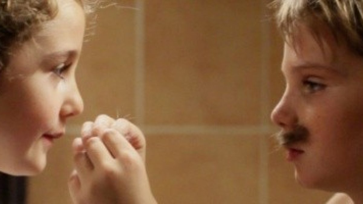 Tomboy narra la historia de una niña de 10 años que, insatisfecha con su rol en la sociedad, se hace pasar por un niño