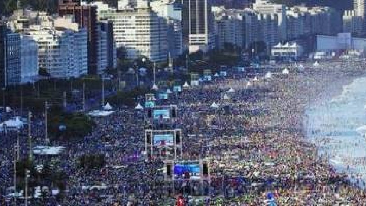 Tres millones en Copacabana, en foto horizontal... las verticales son más elocuentes