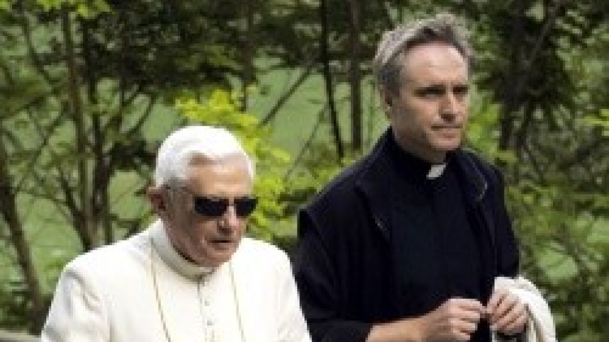 El Papa y su secretario tenían costumbre de rezar juntos el rosario paseando