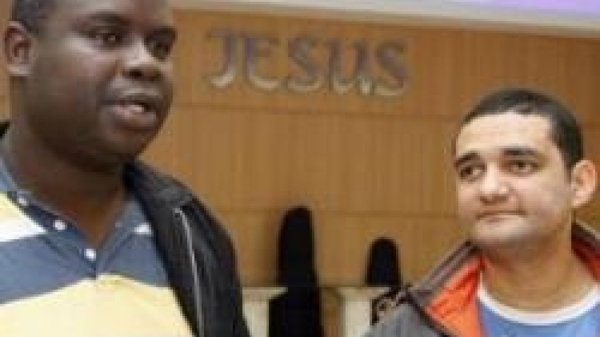 Los pastores Eliel y Elenilson, de Asambleas de Dios, que oraron con Francisco