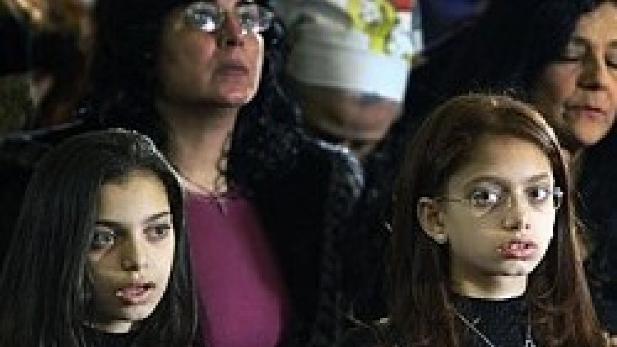 Unas niñas egipcias, cristianas coptas, rezan el Padrenuestro